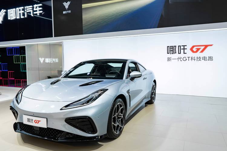 佛山112哪吒汽车在智能汽车领域的表现，领途汽车在新能源汽车市场中的影响力